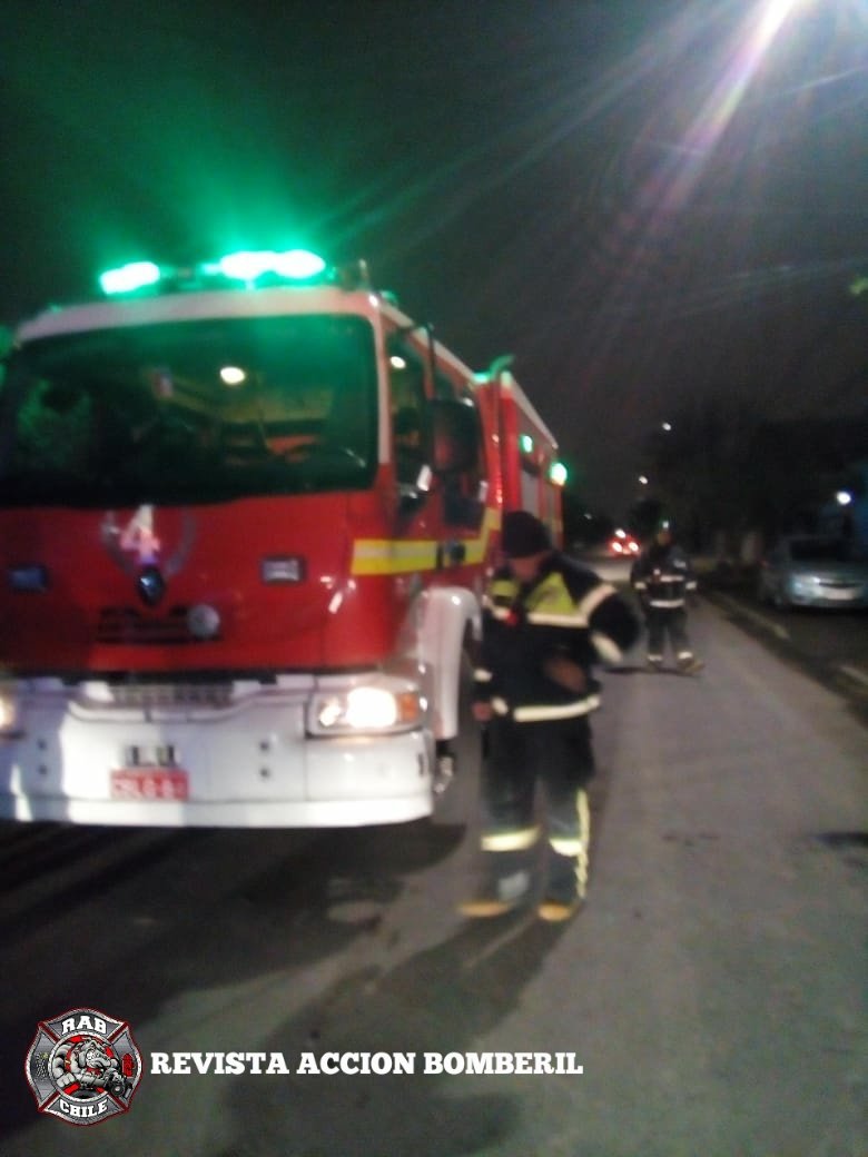 RABCHILE's tweet photo. #Imágenes del 10-4-1 (Rescate Vehicular) en Brasil esquina Emiliano Figueroa, #SanRamón
#RAB3 en el lugar. Se trata de choque de vehículo particular con árbol. Una persona lesionada la cual se encuentra atrapada. Bomberos realiza trabajos de extrigacion.
#REVISTAACCIONBOMBERIL https://t.co/lCy3Mw3yRv