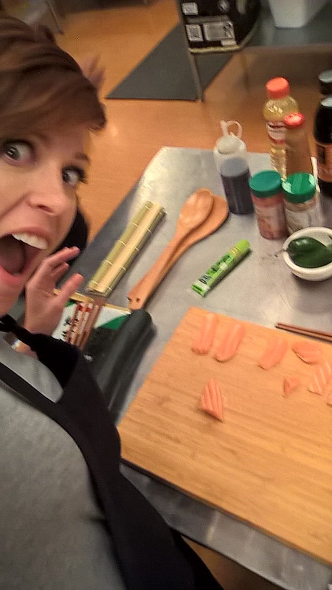 tlynnr85's tweet image. What’s awesome about #SciJinks is not just the marks get to learn 👩‍🏫 - on tonight’s episode @jasonlatimer taught us how to make sashimi 🍣 and it turns out I’m AWESOME 👏