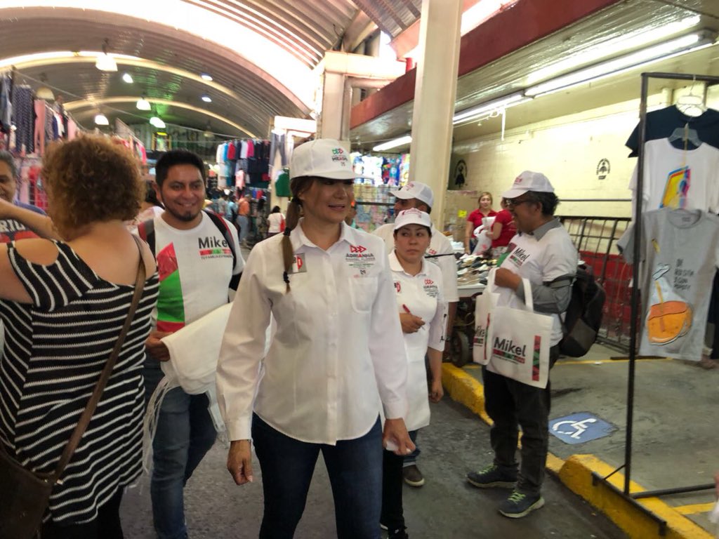 adyreganR's tweet photo. Le estamos entrando con todo a #barriobravo #Tepito merece un cambio. #respeto y #dignidad para quienes trabajan por llevar comida a sus mesas. Gente buena y trabajadora en el #barrio. #Elecciones2018
#Distrito8FederalCDMX
#DelegaciónCuauhtémoc
#DelegaciiónVC
#CDMX
#YoconMeade https://t.co/jyATgp8zDs