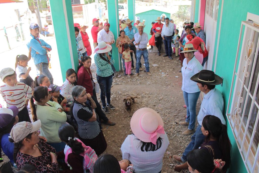 CarlotaLedesma_'s tweet photo. Hoy llevamos nuestras propuestas a Camarones, Puerto de la Luz, Las Joyas y San Bartolo. A pesar de ser de las comunidades más olvidadas, la gente es extraordinaria y está muy entusiasmada, pues saben que trabajando unidos saldremos adelante. #CadereytaMereceMás #VamosaEstarMejor https://t.co/HV8JHMpa5H