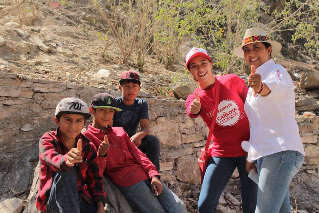 CarlotaLedesma_'s tweet photo. Hoy llevamos nuestras propuestas a Camarones, Puerto de la Luz, Las Joyas y San Bartolo. A pesar de ser de las comunidades más olvidadas, la gente es extraordinaria y está muy entusiasmada, pues saben que trabajando unidos saldremos adelante. #CadereytaMereceMás #VamosaEstarMejor https://t.co/HV8JHMpa5H