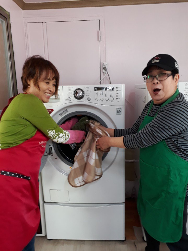 장안구 조원1동 새마을부녀회(회장 이영희)는 매주 목요일 빨래방을 운영하고 있다.  빨래방은 거동이 불편한 홀몸어르신, 중증장애인 등 세탁에 어려움이 있는 이웃들에게 이불빨래를 해줌으로써 삶의 질을 높여주기 위한 사업이다.