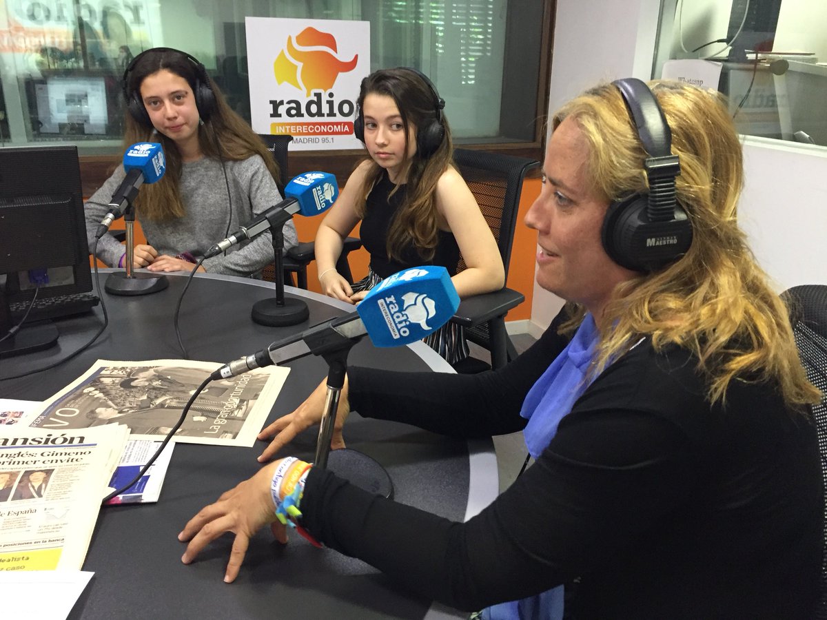EdufinAEB's tweet photo. “La educación financiera es necesaria para la vida diaria y hay que aprender el valor del esfuerzo y del ahorro”, dice Loli, la profesora de Ana y Alejandra, ganadoras del concurso nacional de educación financiera, en @CapitalDeInter #EMQ18 @EBFeu @fecsjv https://t.co/FhZgSJjK93