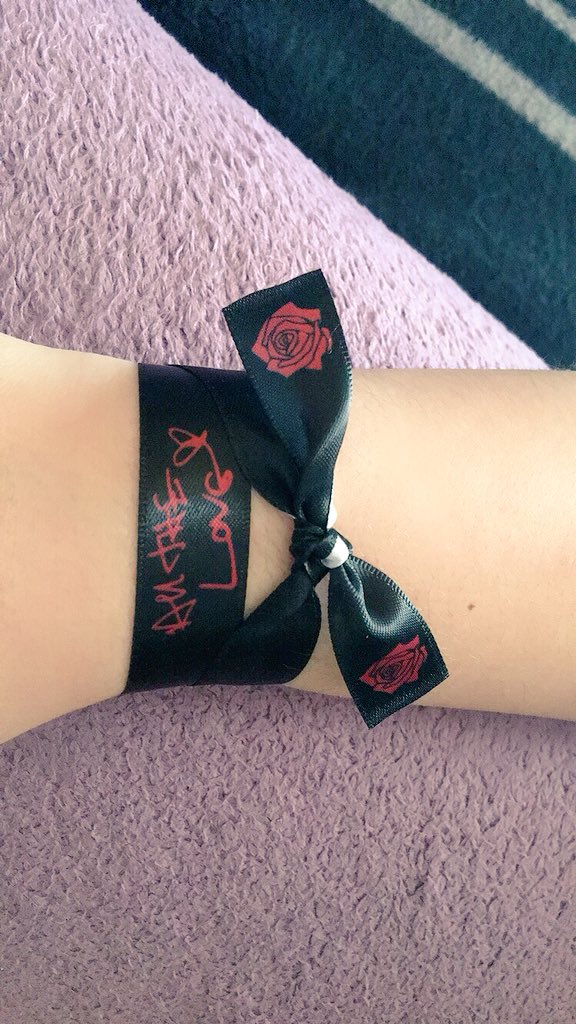 lauzza_'s tweet photo. Prix : 5€ (6€ pays étrangers) l’un 
 8€ (9€pays étrangers) les deux ( frais de port compris). 🌹

Taille unique : Médium ( 45 cm) 
On l’attache avec un noeud. 

La livraison est internationale. Ils seront imprégnés de l’ancien parfum de @Harry_Styles ! 🕊 https://t.co/0SLHnwhURq