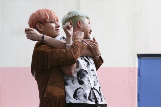 vmonsgalaxy's tweet photo. #KraftBearHugs my favorite vmon hugs over the years https://t.co/bx6KIgt4i1