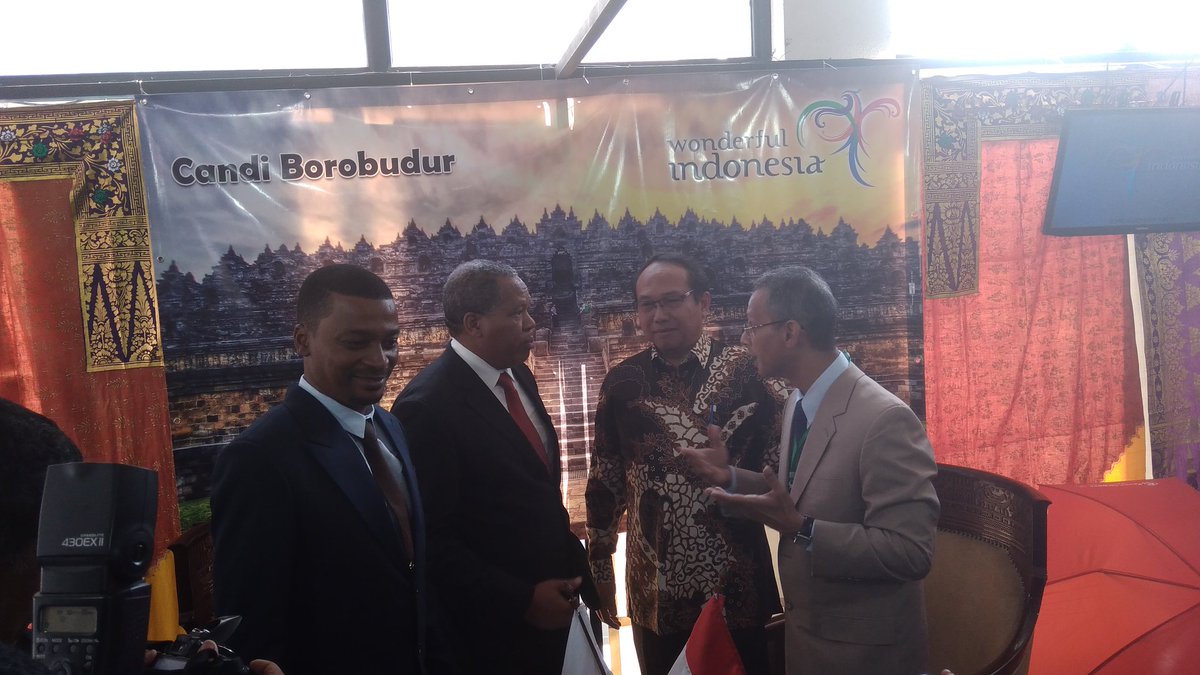 itm_salon's tweet photo. Petit visite des stands avec @mintourmada et @IleMadagascar #mymadagascar #Madagascar https://t.co/fvrAWv31Yj