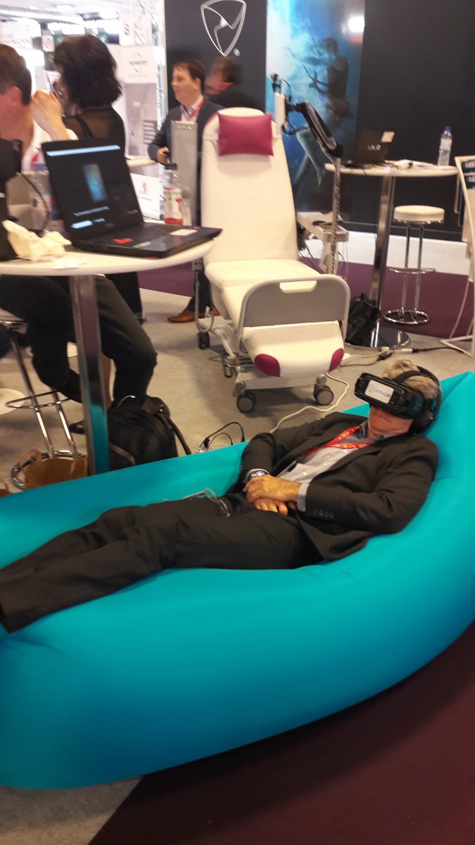 Quand nos participants à la délégation #HIMSS18 passent sur le village Catel de la #PHW18 ils en profitent pour tester l'hypnose avec <a href="/hypnovr/">HypnoVR</a> 🙂 

🚩Stand G71 - Village Catel #VirtualReality #réalitéevirtuelle
