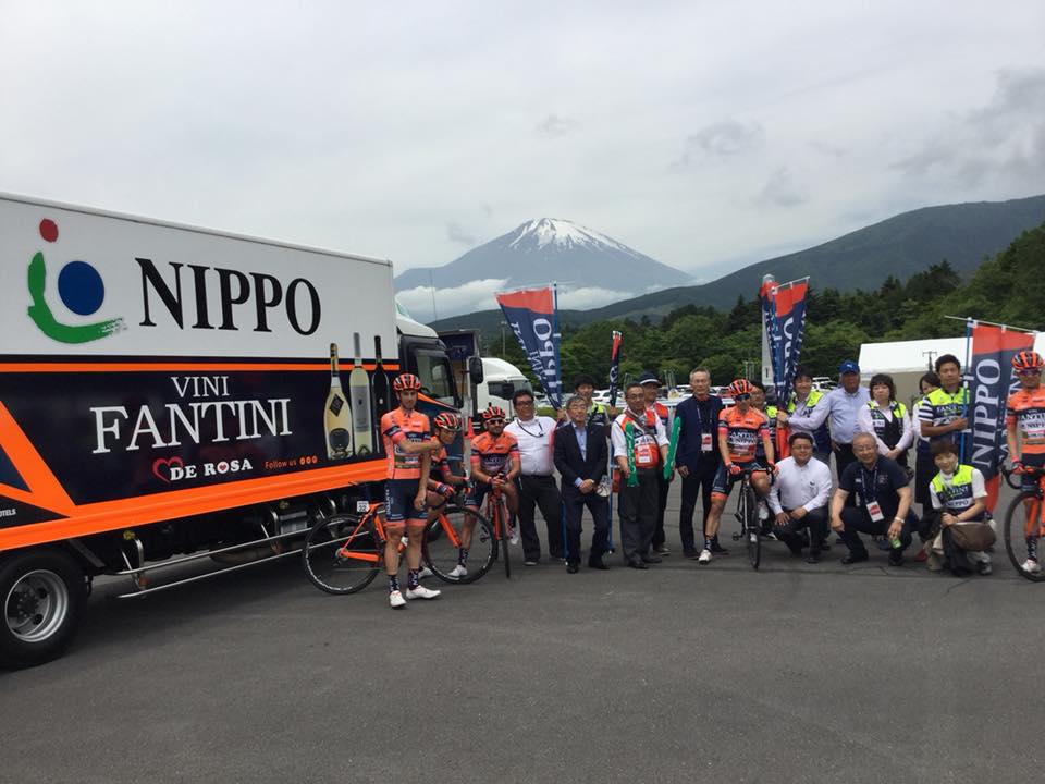 NIPPO_RACING's tweet photo. #TOJ2018 が無事閉幕しました!今年もスポンサーの関係者の方々をはじめ、多くの熱烈なファンの方々からたくさんのご声援をいただき、誠にありがとうございました。遅ればせながら、今大会を振り返った日本人選手と監督のコメントをご紹介させて頂きます。
⬇︎📑
https://t.co/rwNhNZNqM7 https://t.co/3dUBzV6g95