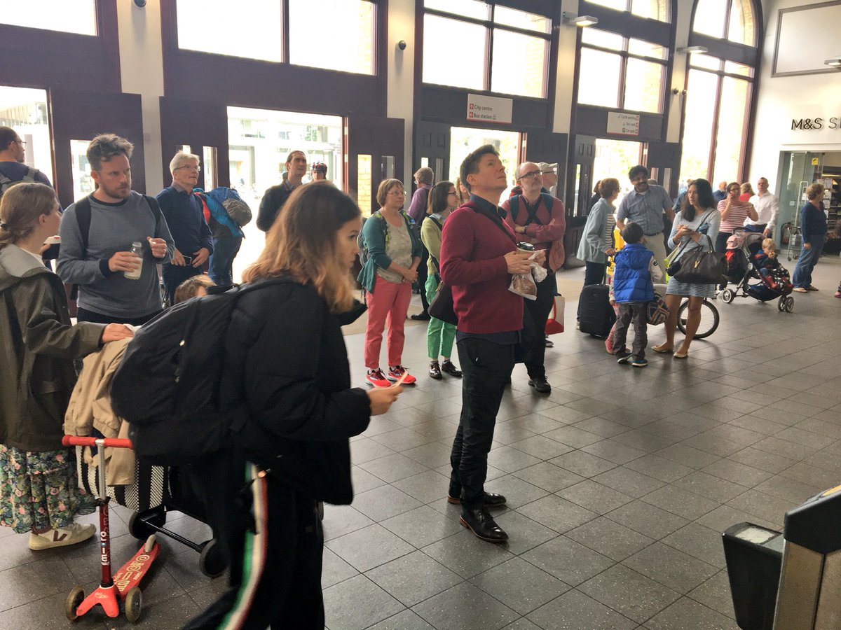 SimonHallNews's tweet image. delays to rail services between Cambridge and London after engineers called in to deal with fault at nearby junction. 
#Travel #RailChaos
