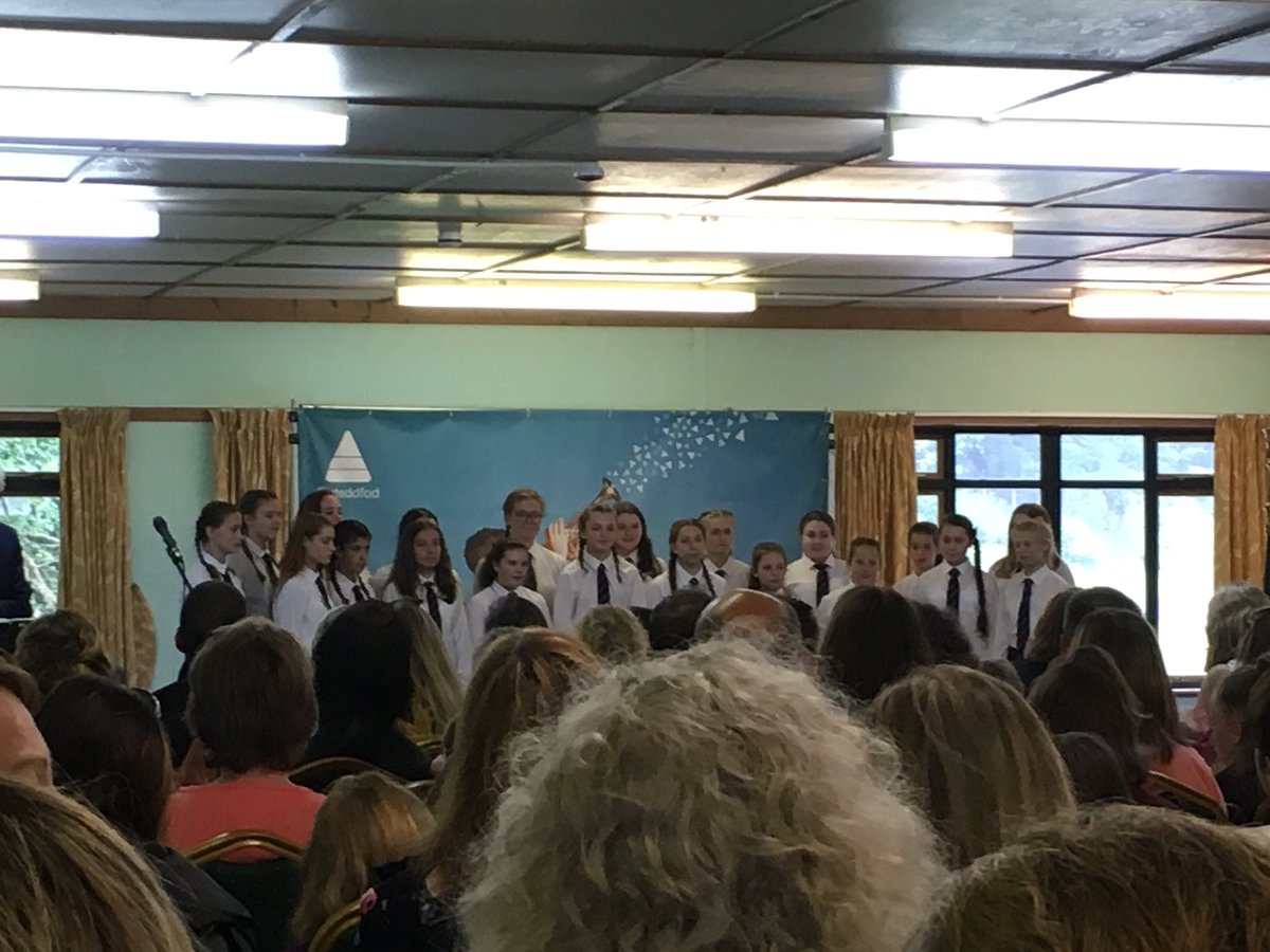 Does dim byd gwell na cherdd dant! Nothing beats a bit of ‘tooth music’!! 😉 #urdd18