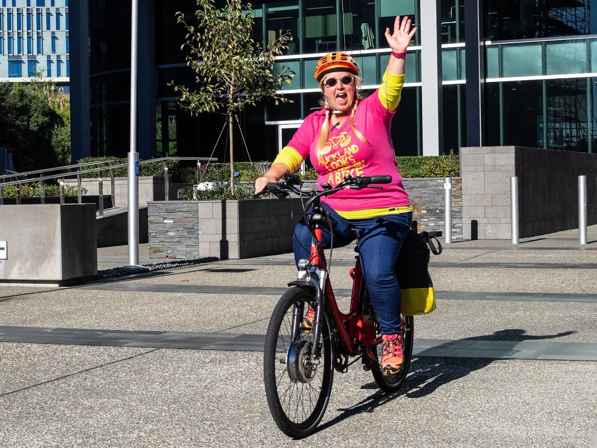 Some people have to work for a living. <a href="/electricmegnz/">ElectricMeg</a> gets to ride #ebikes all day.  On a ☀️ day like today we’re just the teeniest bit envious #aklbike #ezeesprinttheurbanlegend
