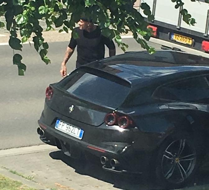 Nieuwsblad_be's tweet photo. En wat mag het voor Radja zijn? Nainggolan haalt friet met saté bij Arendonkse frituur https://t.co/tzc8xg2EVZ https://t.co/h55jqTeu54