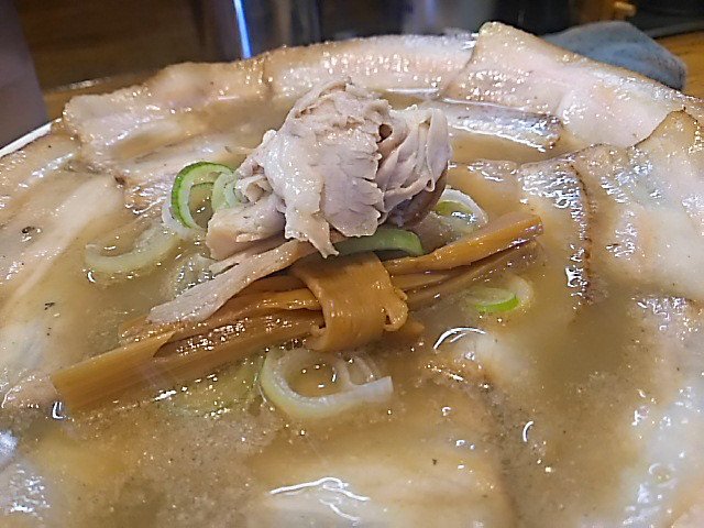 msk8127's tweet photo. ひらこ屋　きぼしさんへにて煮干チャージ。
わやきぼし700円＋ばら肉250円
＃津軽煮干ラーメン
＃煮干ラーメン
＃ひらこ屋 https://t.co/mpq3vWjFsm