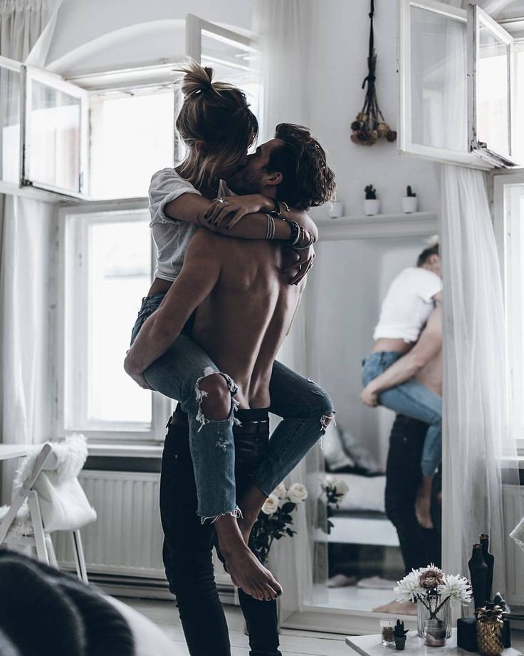 Siempre tú, hasta en los días malos. 
Que da igual de que lado se ponga el sol, que siempre buscaré la luz a través de la ventana de tus ojos.