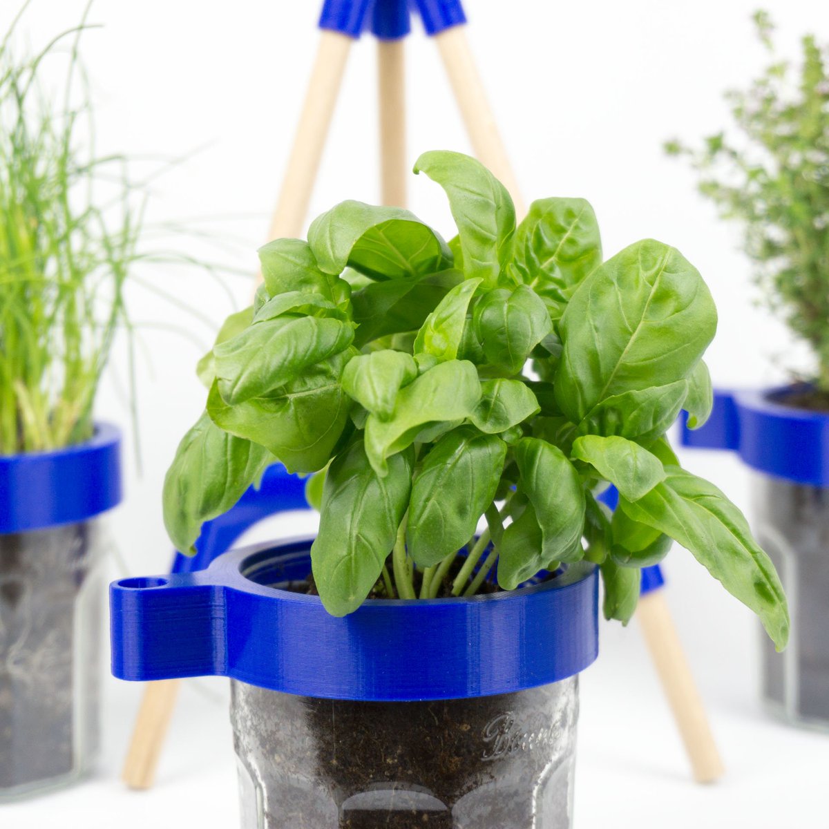 Première photo d'un système imprimé en 3D qui permettra d'installer des plantes aromatiques dans une cuisine en réutilisant les pots de confitures Bonne Maman.
On débute avec la pièce qui se fixe au pot de confiture : imprimée en 45 minutes avec du PLA.