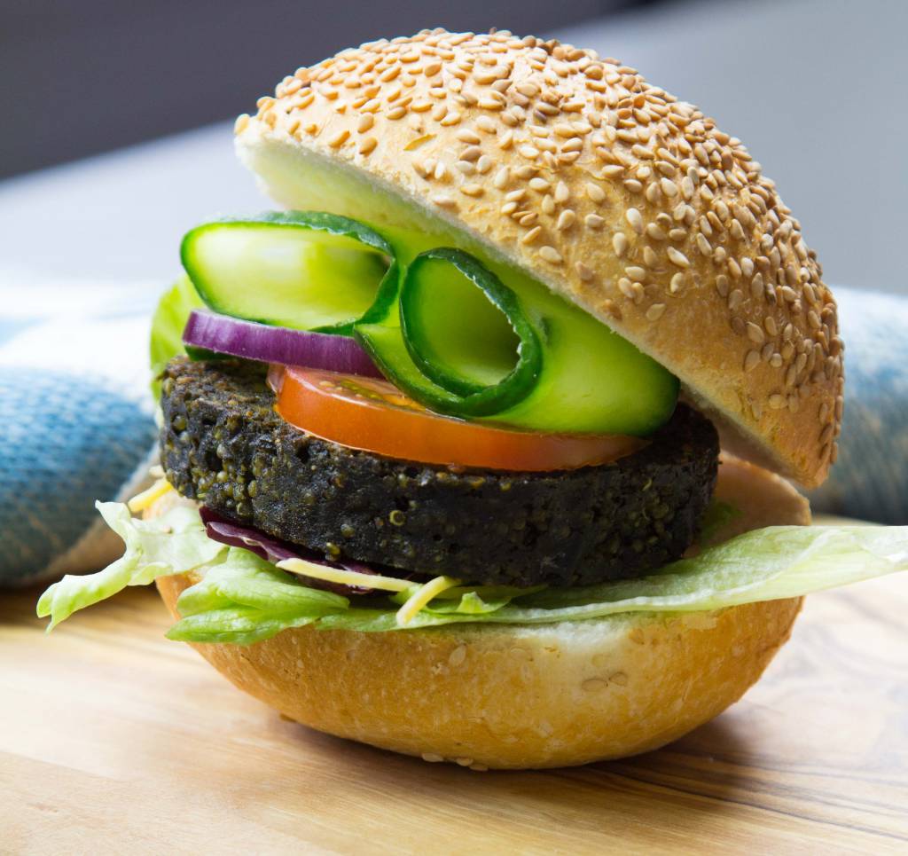 It's Greenish ontwikkelde de algenburger als smakelijke vleesvervanger. Je proeft de natuur in deze burger die boordevol met gezonde voedingsstoffen zit zoals vitamines, mineralen en omega-3. Kom de burger ook proeven op het gratis #SeatheFuture.

itsgreenish.nl/nl/