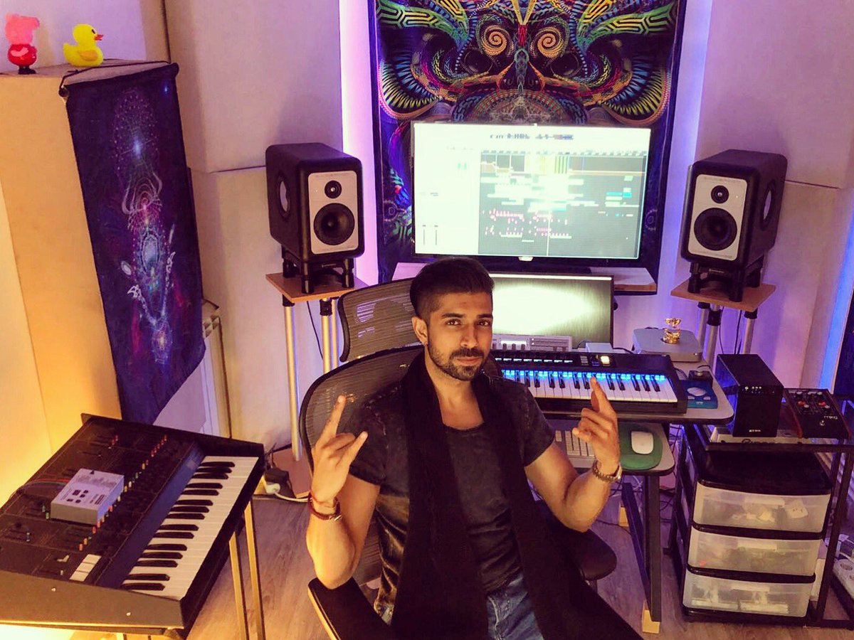 "Mr Right" tweet media