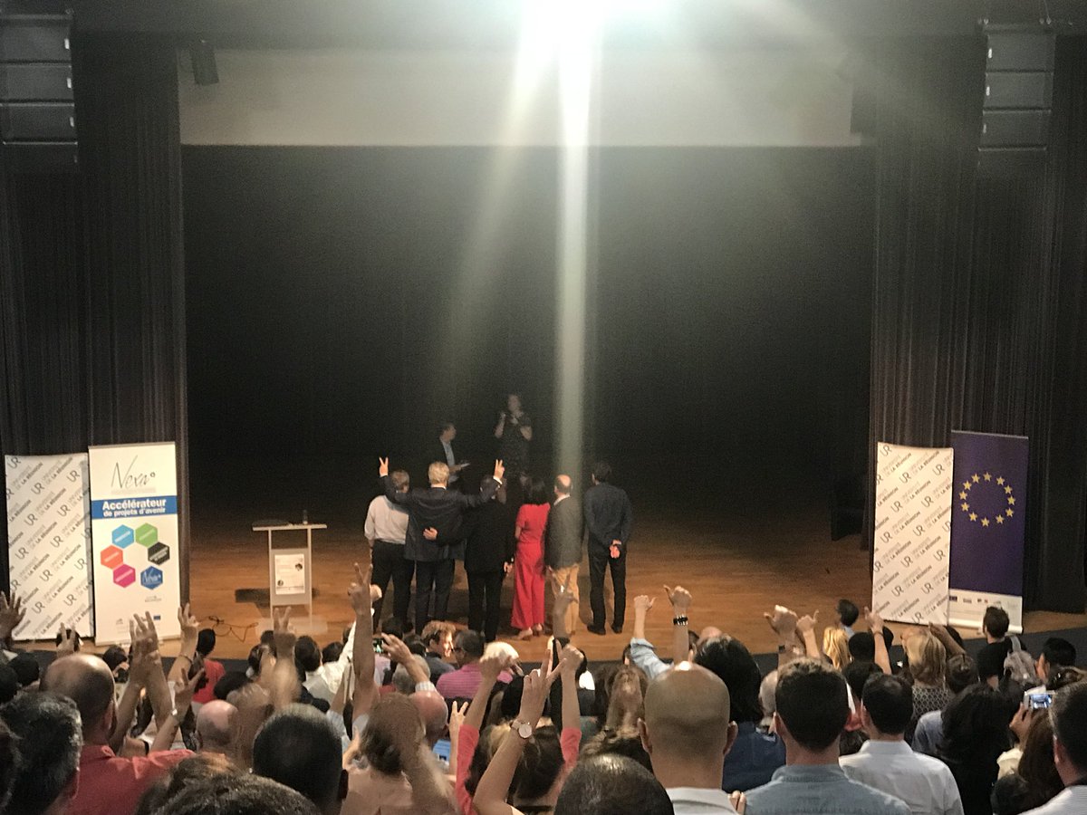 yberezaie's tweet photo. #FlipView : le coté obscur du #selfie « Conférence de Gunter Pauli @MyBlueEconomy, sur une économie sociale et écologique qui s’inspire de la nature avec @ARDIINEXA, @Univ_Reunion @CPME974 @tweets_Apm Belle participation de La Réunion ! #ReunionIsland #MakeOurPlanetGreatAgain » https://t.co/qeVtbnI2hW