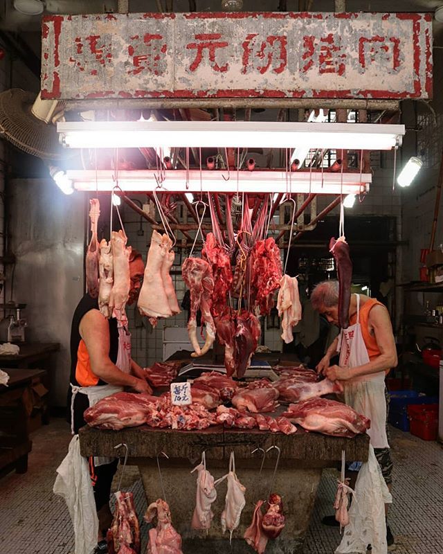 YolandaOcn's tweet photo. The local butcher #hongkong markets.
.
.
.
.
#foodmarkets #markets #foodie #igtravel #butcher #foodtour #travelfoodie @walk.in.hong.kong #travel #discovery https://t.co/KiEhSFbTvw https://t.co/9vjZt3riR7