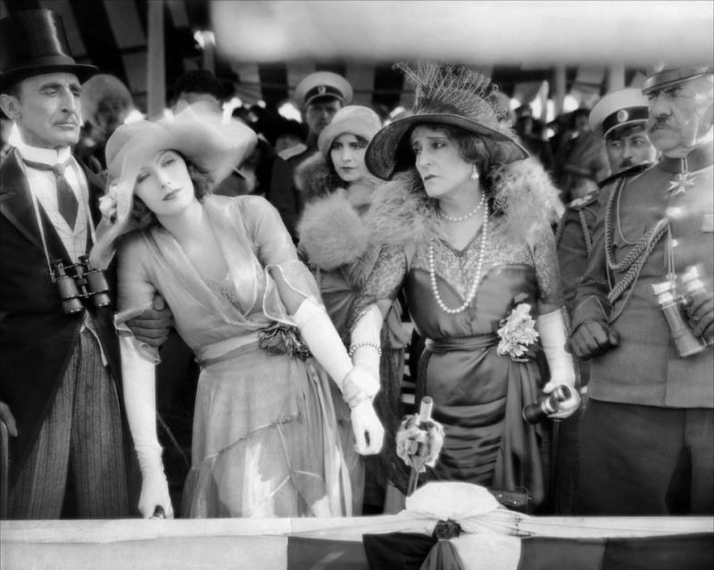 Anna Karenina'da, Vronski, Anna'nın hamile olduğunu, atının sonunda öleceği o müthiş yarış sahnesinin başında öğrenir. 

Buna da roman denir.