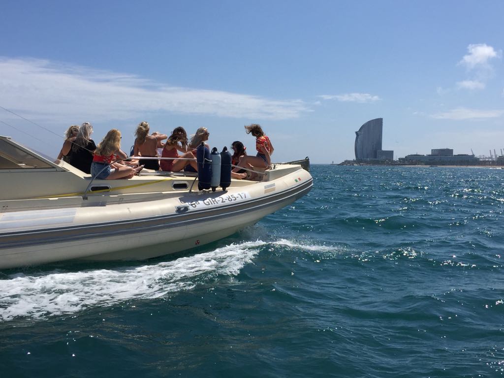 Bcnwatersports's tweet photo. GIRLS JUST WANNA HAVE FUN 😄#Girls #Powerboat #Sailing #Mediterraneansea #Barcelona #Barcelonawatersports https://t.co/S2McVePrNp