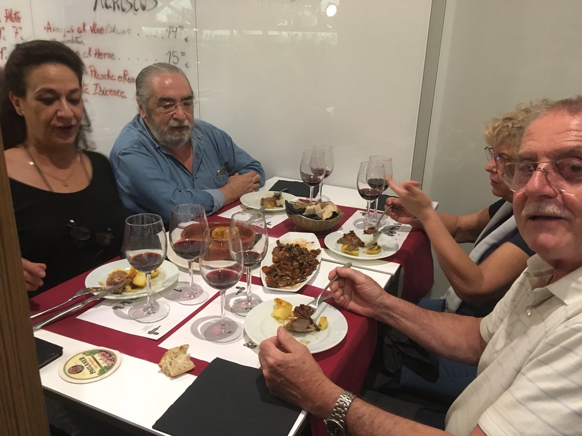 AlamedaBeers's tweet photo. La cata de anoche estuvo genial : Ritmo, buenos vinos 🍷, participación , debate, risas, buena comida 🥘... te esperamos a la próxima 👋🏼. https://t.co/I33w0Xzx4b