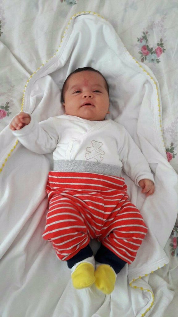 HemmedAliAslan's tweet image. Bebekler hapse girmesin!

Murat-Esra YÜKSEL çifti

23 mayis  Kocaeli'nde arabalarında gözaltına alındılar.
Baba Giresuna, anne Trabzona sevk edildi.

Anneyi uçağa aldılar, 2.5 aylık bebeğin kimliği yok diye uçağa almadılar. Bebeğe 18 saat kara yolculuğu yaptırdılar.

#SelmanBebek