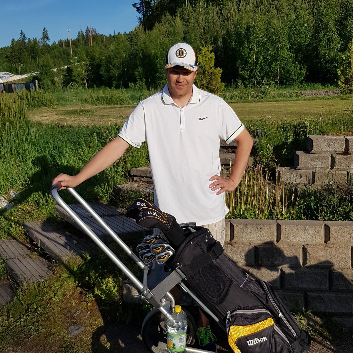 Tumpp169's tweet photo. Ei vielä tarvi lopettaa päivätyötä mutta käyhän tää harrastuksestakin 🏌️♂️⛳😁 elämäni eka kierros! #golf #vihtigolf https://t.co/WIEOepT0FO