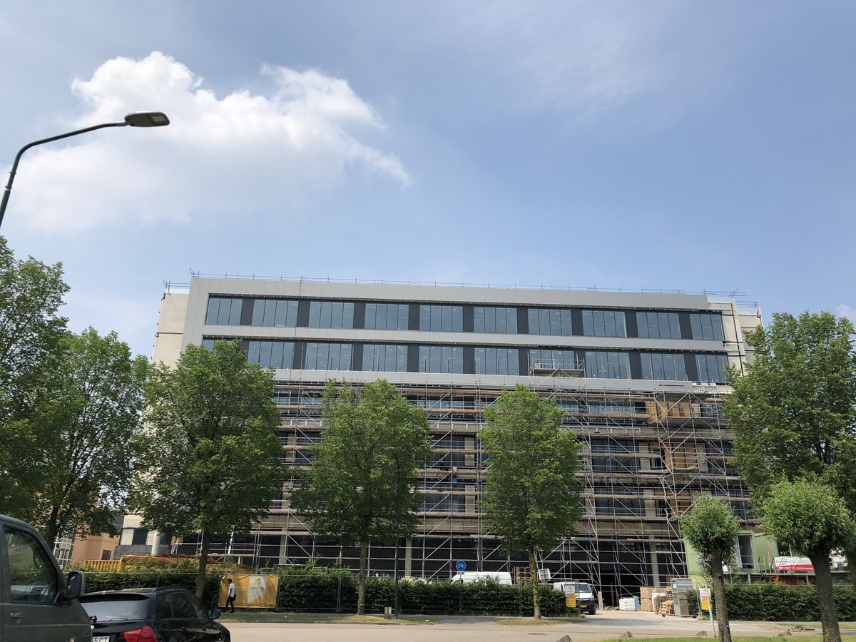 Prodrive Technologies in Son: de gevel wordt zichtbaar na het demonteren van de steiger.