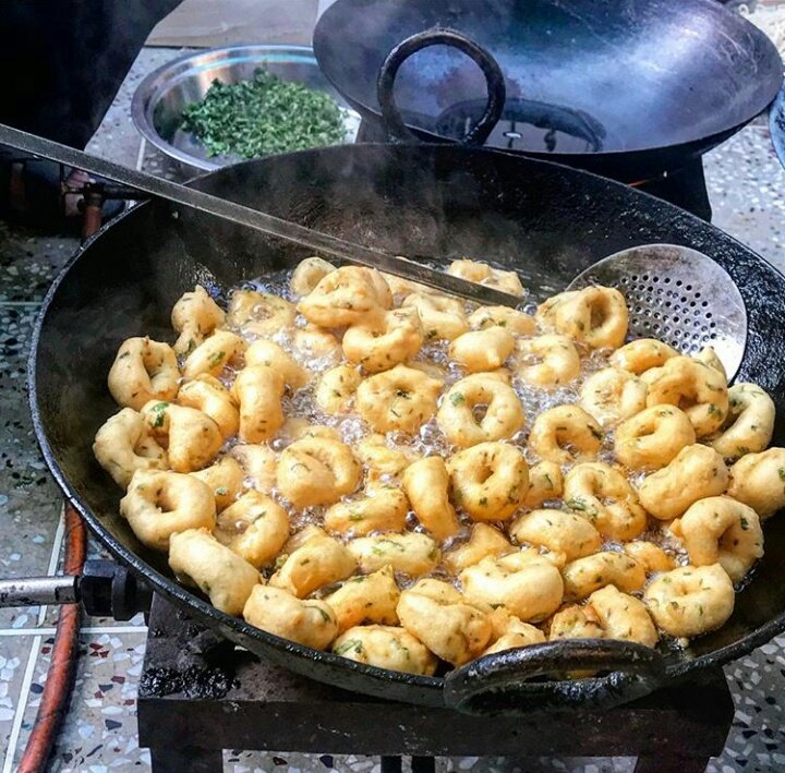 yoloviee's tweet image. The #DoNut identical VADA&apos;s are getting shaped in oil..
#GoogleHomeMini
#GoogleContest
#GoogleDonutShop