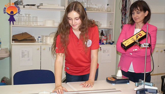 Sıvılardaki su oranını mıknatısla ölçebilen taşınabilir bir alet geliştirerek 80 ülke arasından Fizikte Nobel'e İlk adım ödülünü kazanan genç bilim insanı İlayda Şamilgil, NASA’nın  Mars projesinde görev alıyor.

Kendisini tebrik ediyoruz
#BenimKızımOkuyacak