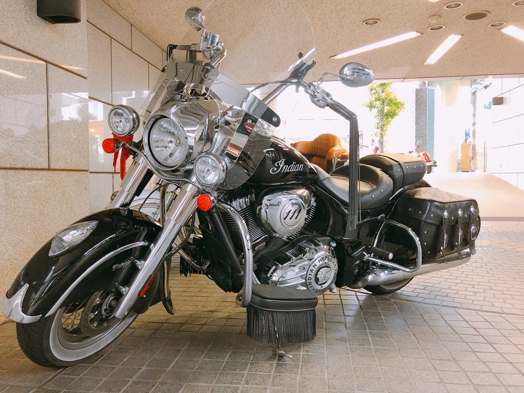 motosquaretokyo's tweet photo. 先日RoadmasterのN様よりまたまた差し入れを頂いてしまいました(*´꒳`*)
もうすぐ楽しみな出来事も待っておりますしね...！！！！✨
#IndianMotorcycle 
#chiefclassic #roadmaster #chiefvintage https://t.co/V6ld2NrPoq