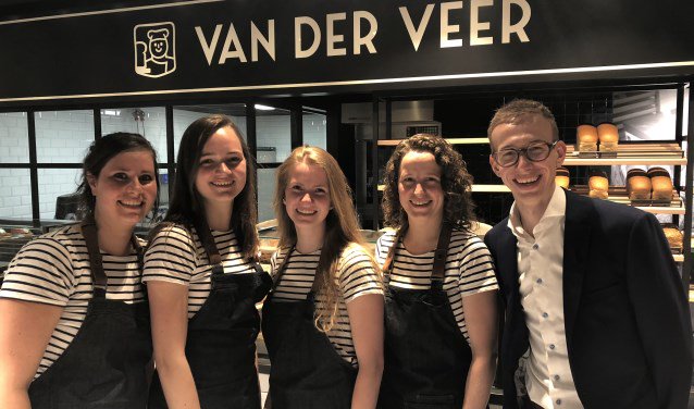 Nieuwe bakker Ede: brood, oranjekoek en Gelderse Verleiding EDE De rode loper ligt uit. Na een grote verbouwing opende Echte Bakker van der Veer dinsdag de deuren aan de Brouwerstraat 116 in het centrum van Ede. De splinternieuwe... twib.in/l/B5KygMbAnzkg