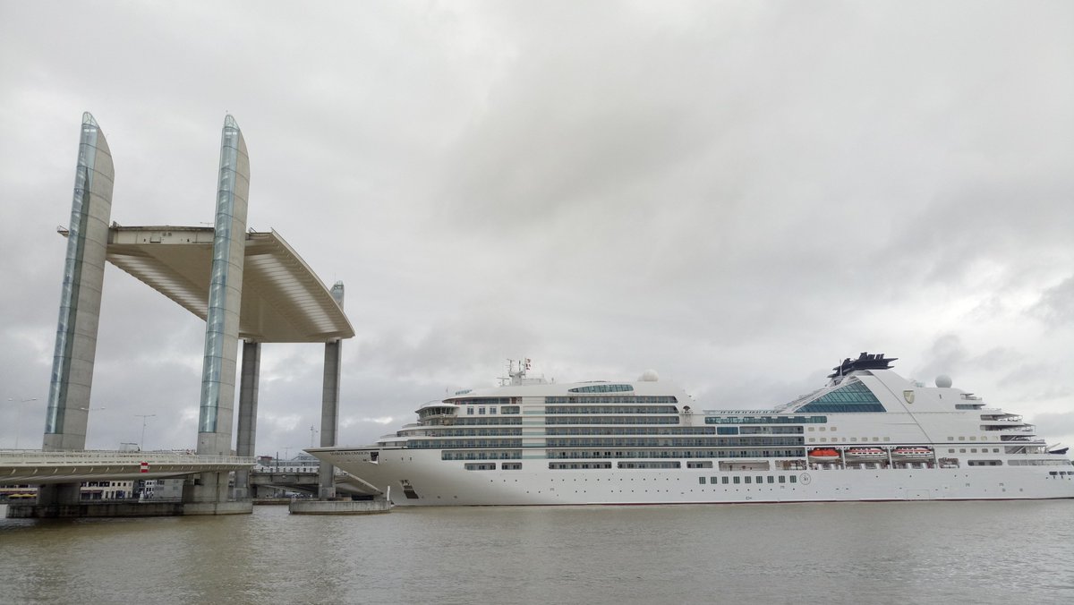 SebD333's tweet photo. Bienvenue à @Bordeaux #SeabournOvation #PontJCD - Photos Sebd333 @BdxPaquebots @BxMetro https://t.co/UyrdBrETMg