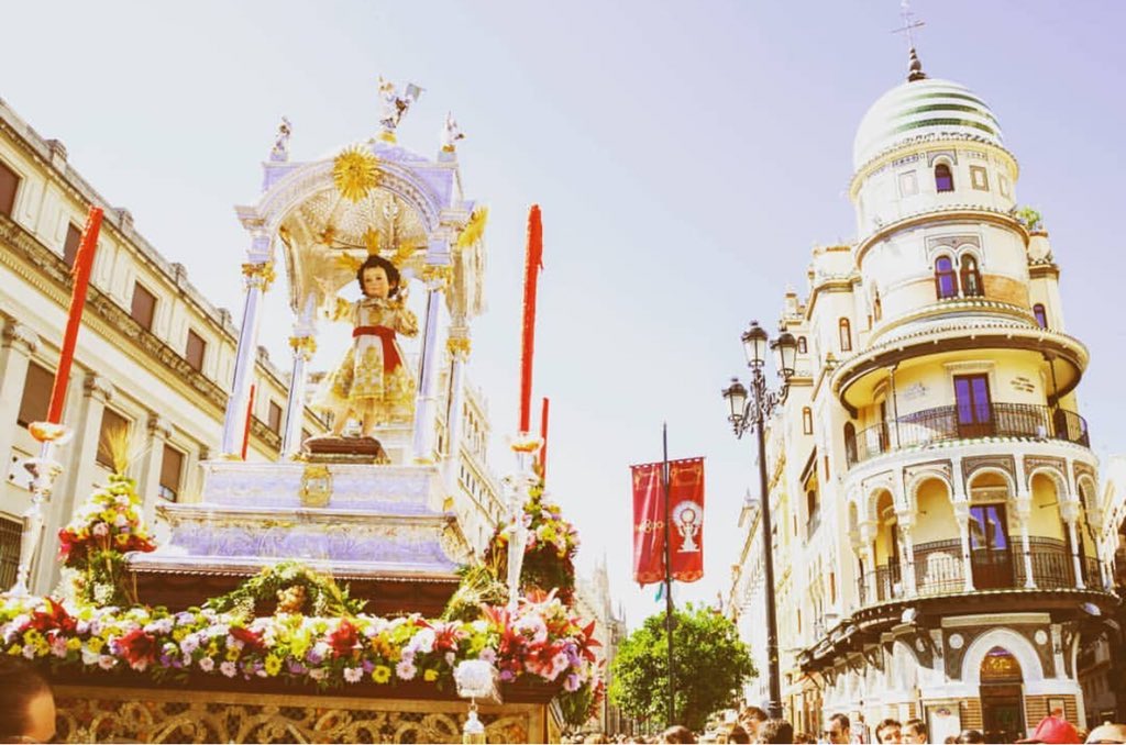 ACFotoquinto's tweet photo. Dicen que en #Sevilla hay tres días que brillan más que el sol, Jueves Santo, Corpus Christi y el día de la Ascensión.Foto de nuestro socio David Morón #fotodeldía #CorpusChristiSevilla #acfotoquinto #photograghy #Fotografía https://t.co/0bqv8qlv3e