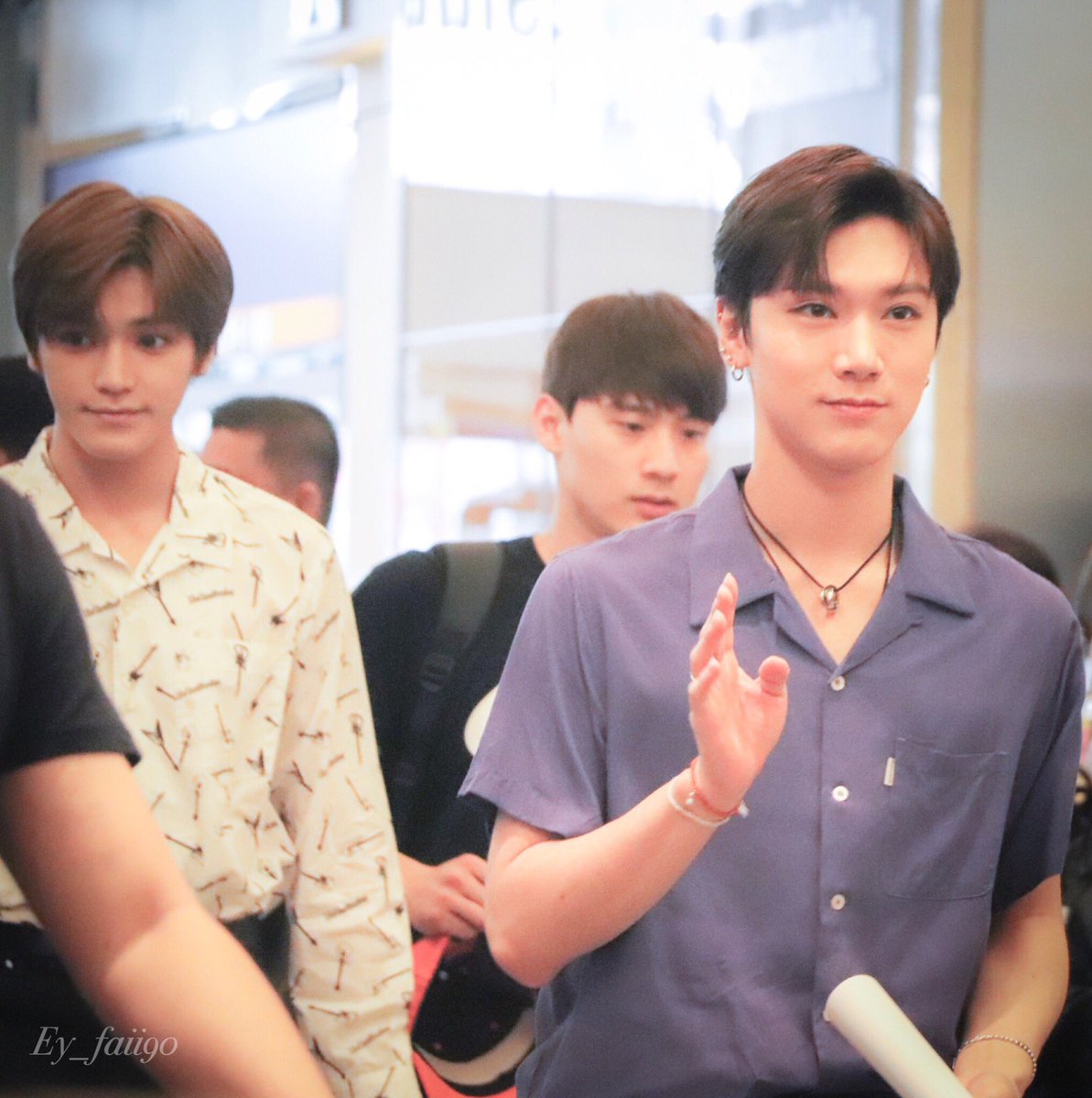Ey_faii90's tweet photo. พี่ชิตกับน้องตะยง  ตามด้วยคุณเมเน  #TAEYONGxTEN_FanmeetinginBKK https://t.co/eWnFN1YgNL