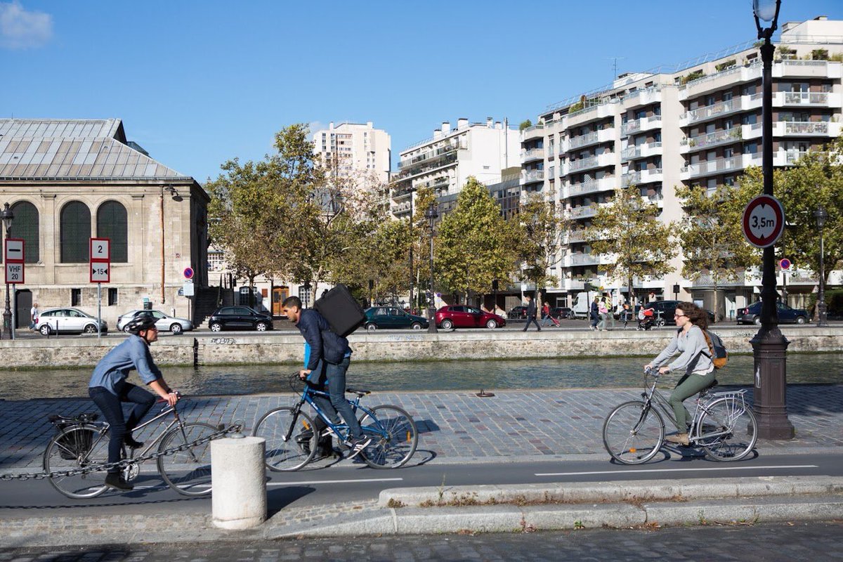 Anne_Hidalgo's tweet photo. On savait que choisir le #vélo plutôt la voiture c’était :
✅ meilleur pour sa #santé et celle des autres
✅ meilleur pour le #climat
✅ meilleur pour le pouvoir d’achat.
On sait maintenant que c’est aussi plus rapide. #Paris #vélotaf 🚲🌎
👉 https://t.co/faErOurTas https://t.co/yVudd3aIrV
