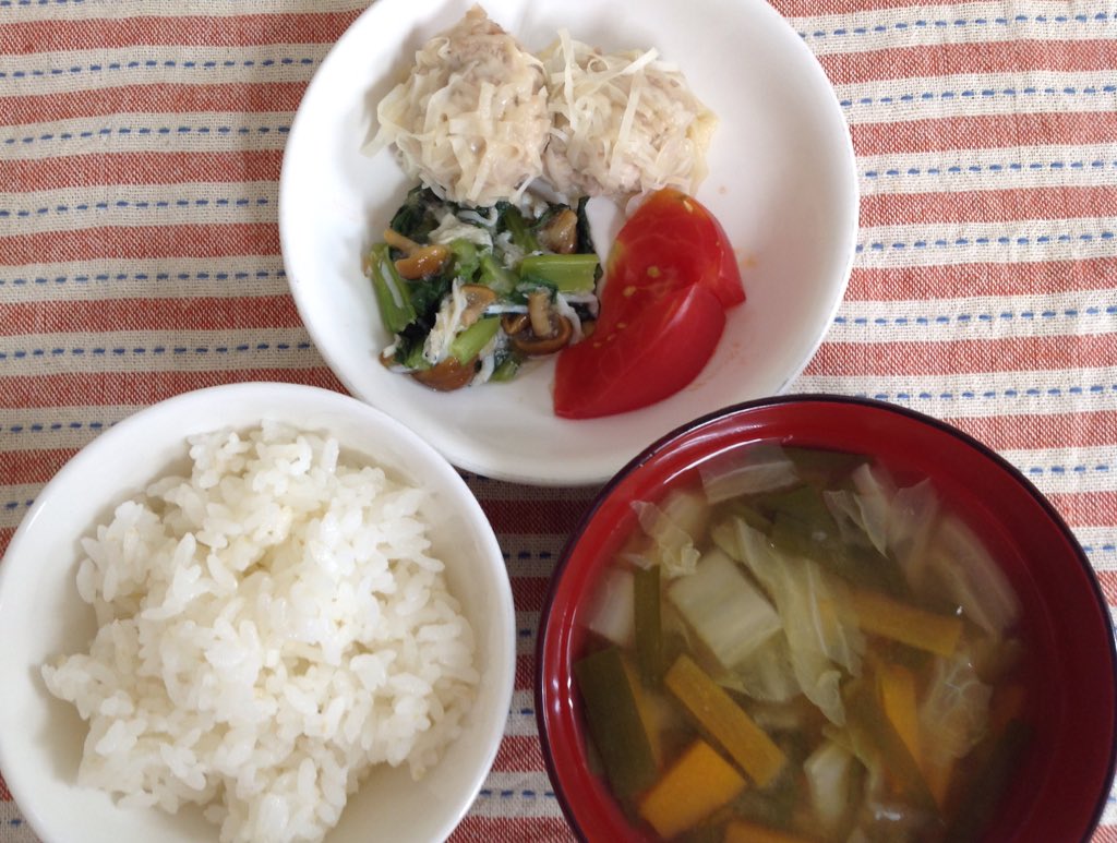 さくら保育園 今日の給食です W ごはん にらの味噌汁 羽衣しゅうまい トマト なめこのしらすおろし和えでした 軽食は米粉バナナケーキ 甘夏です