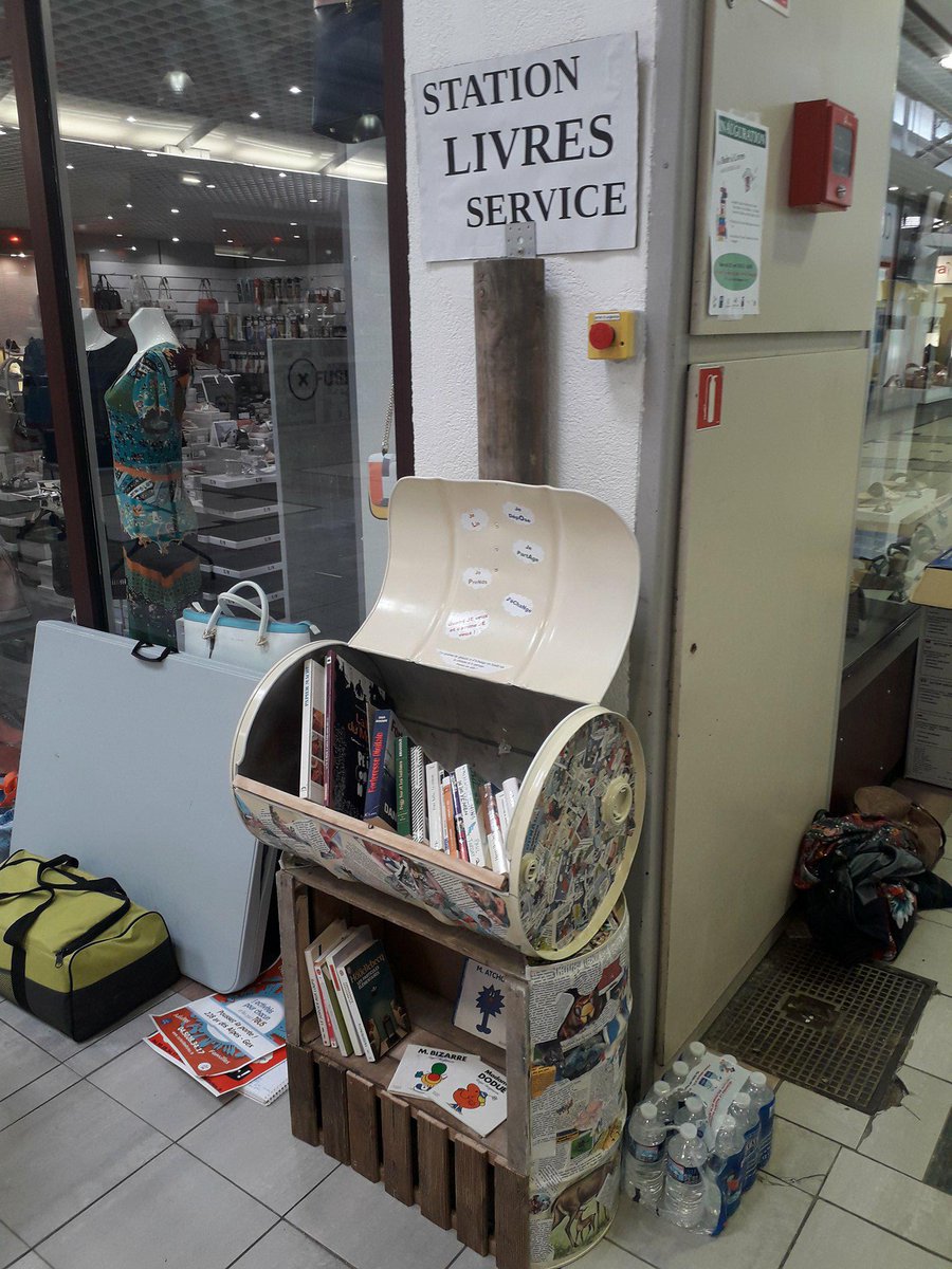 Alfa3a_Asso's tweet photo. Customisées par l’AGCR et les jeunes du CMJ, installées avec la  complicité de divers partenaires, les boîtes à livres fleurissent à Gex.
#chantierdinsertion #boitealivres #recyclerie https://t.co/08yLXVSXTQ