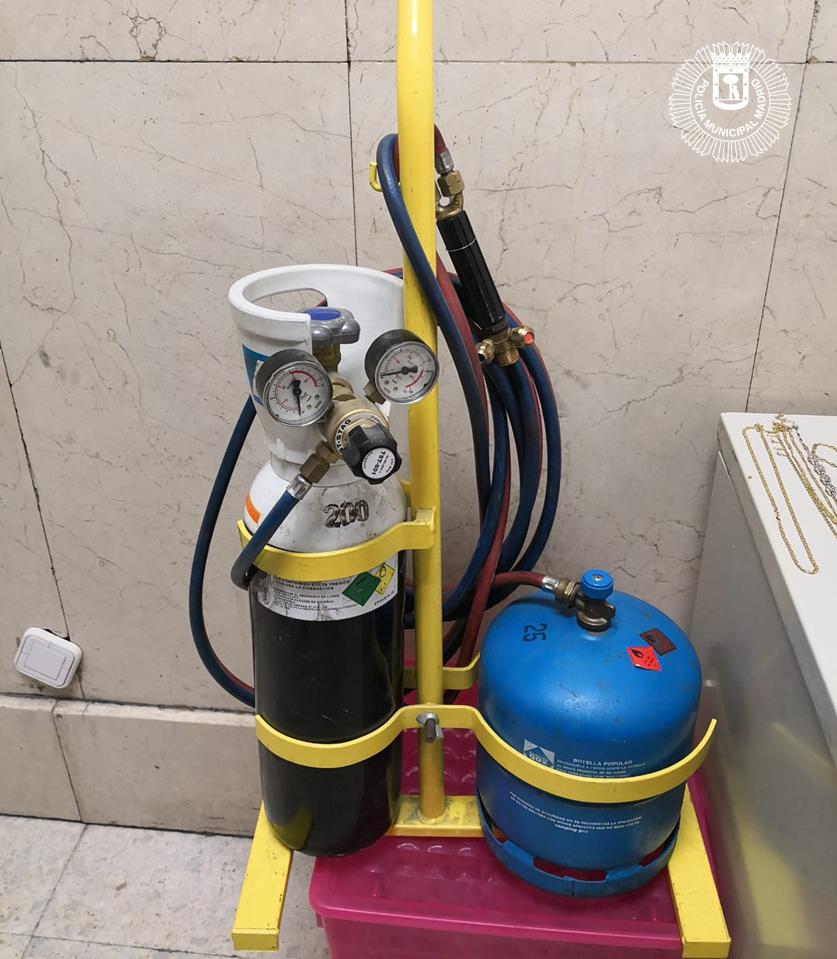 policiademadrid's tweet photo. Detenido un individuo en #Centro con una bolsa de joyas de dudosa procedencia, y con útiles para fundir metales preciosos, en el maletero de un vehículo. El peso de las joyas: 507,8 gr. con un valor en oro fundido de 19.000€
#BuenTrabajo #UIDCentroNorte
👉https://t.co/lnnqAeHWR2 https://t.co/WIOjOGTT2d