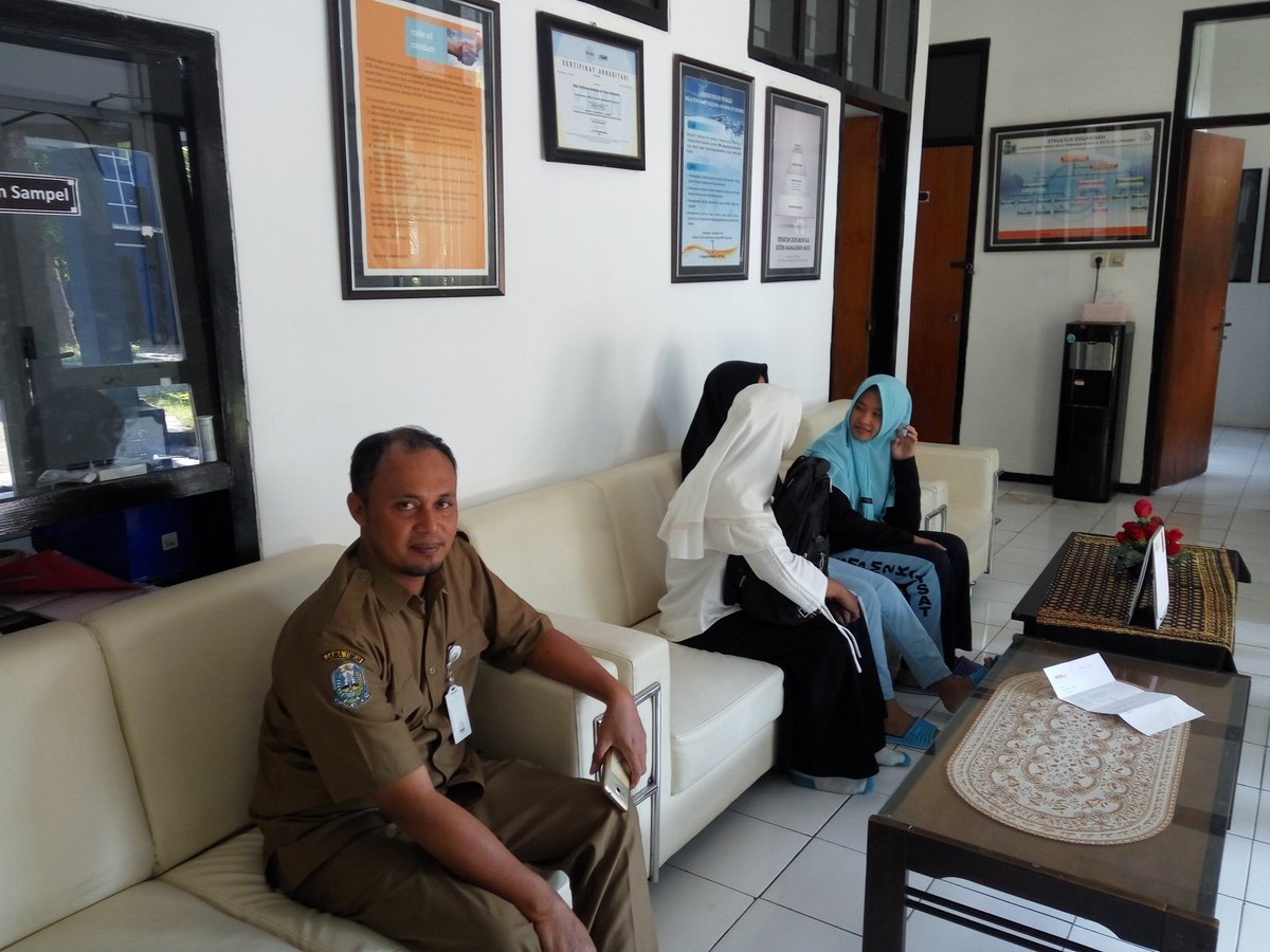 DJPB_SITUBONDO's tweet photo. #budidayahebat Supervisi dari SMKN 5 Jember kpd peserta PKL di Lab.Kesehatan Ikan &amp; Lingkungan utk monitoring kondisi siswa &amp; menjalin komunikasi dg instansi @susipudjiastuti @kkpgoid @s_soebjakto @BudidayaKKP https://t.co/uqr9B074Ce