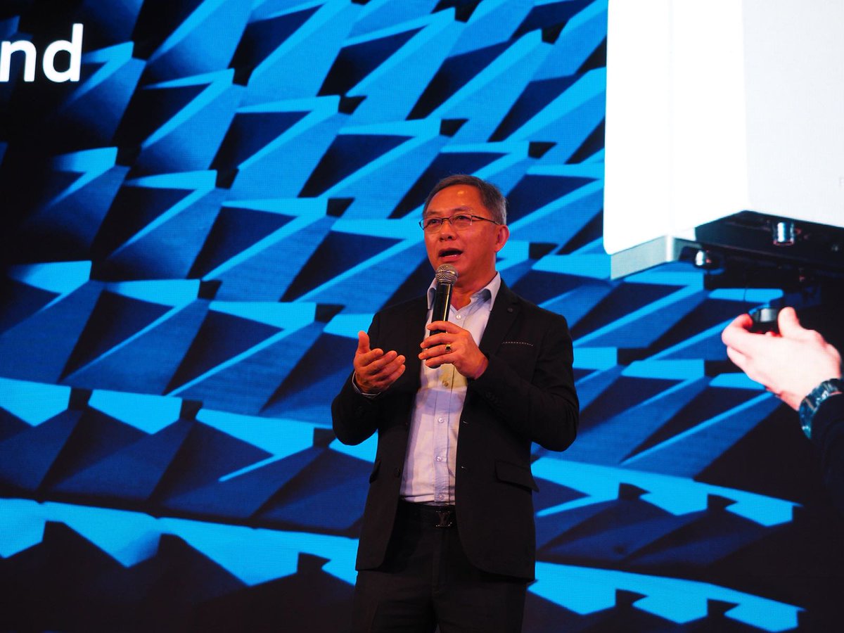 EricssonAPAC's tweet photo. "We have to adapt to the changing future and understand new technology to move forward our business and to drive technology for #Thai consumers."Adisak Prasongsup, Group COO of #True Corporation at the Ericsson #DoZoneLive in #Thailand @TrueMoveH https://t.co/J1l3tjGXR0