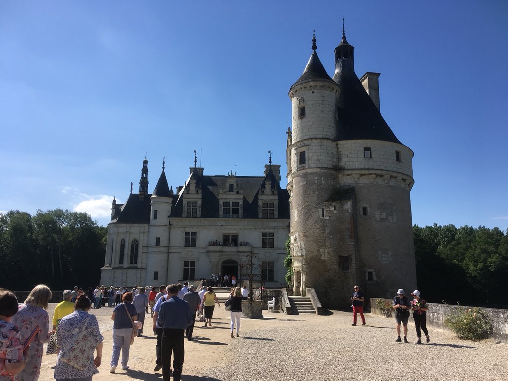 CallSingers's tweet image. A very full day of singing yesterday at two Chateaux. We performed in the bridge gallery at Chenonceau and on the Trophy Room at Cheverny. #callingtonsingersontour