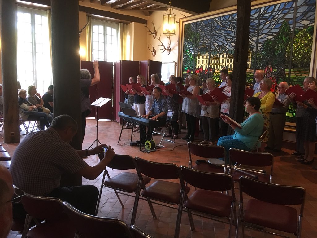 CallSingers's tweet image. A very full day of singing yesterday at two Chateaux. We performed in the bridge gallery at Chenonceau and on the Trophy Room at Cheverny. #callingtonsingersontour