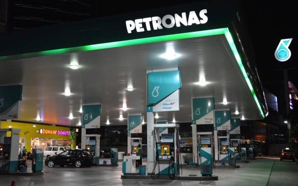 DatoDrNazriKhan's tweet photo. Petronas PAID RM17 bil taxes and RM16 bil dividend to government in 2017.

Petronas CASH today increased to RM164 billion.  Rise RM40 billion in three month.

NO BODY SHOULD STEAL Petronas funds to compensate GST.

Petronas is largest employer. Thanks to 50,000+ Petronas staff ! https://t.co/xjcQJemQfD