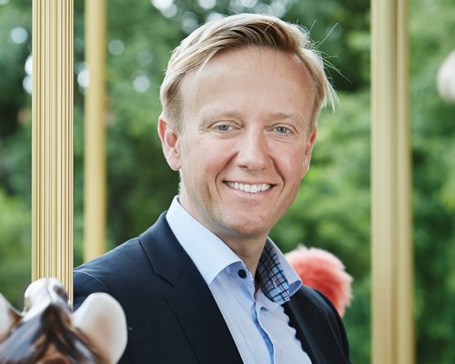 ATTRACTIONSMAG's tweet image. IAAPA’s new chair Andreas Andersen sat down with Tom Anstey to talk about industry growth, sustainability – and queueing @IAAPAHQ @IAAPAEMEA t.lei.sr/QVhYYm