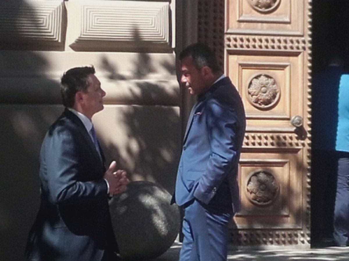 Chirix's tweet image. Čaļi iznāca ārā parunāties! Asa vārdu apmaiņa uz Saeimas trepēm. Līdz dūru vicināšanai gan netika. @artuss @H_AbuMeri