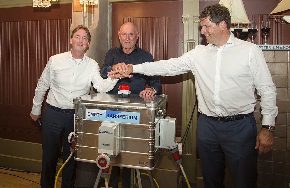 Empty Transferium geopend tijdens viering 10-jarig bestaan van de ECT Euromax terminal door Leo Ruijs (ECT), Ed Smith (Smith Holland) en Jan Overdevest (UWT) Meer lezen? ect.nl/nl/content/emp…