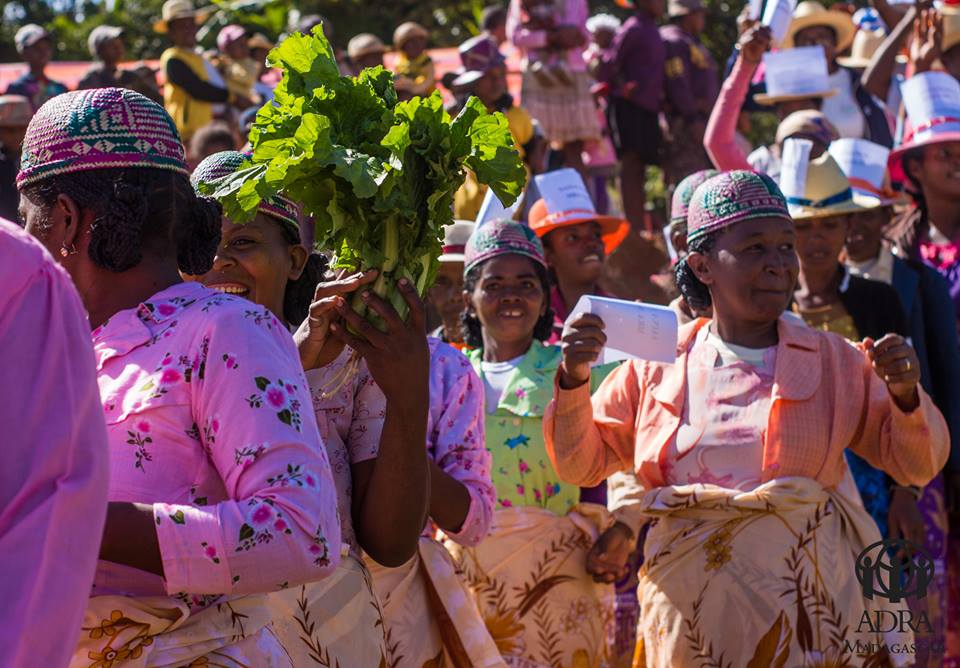 ADRAMadagascar's tweet photo. Admire these photos taken at an economic fair organised by ASOTRY with the farmers who are members of the co-operatives. #food #USAID https://t.co/jYZ4geaYcq