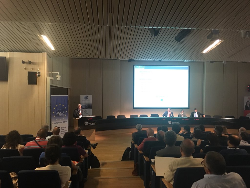 InfoKHC's tweet photo. Secondo intervento al #ComplianceDay2018: parola a Giuseppe Rossi, presidente di @ACCREDIA 
#KHC2018 #Certification2018 #Uniquality2018 #Accredia https://t.co/GNrMvcJxQR
